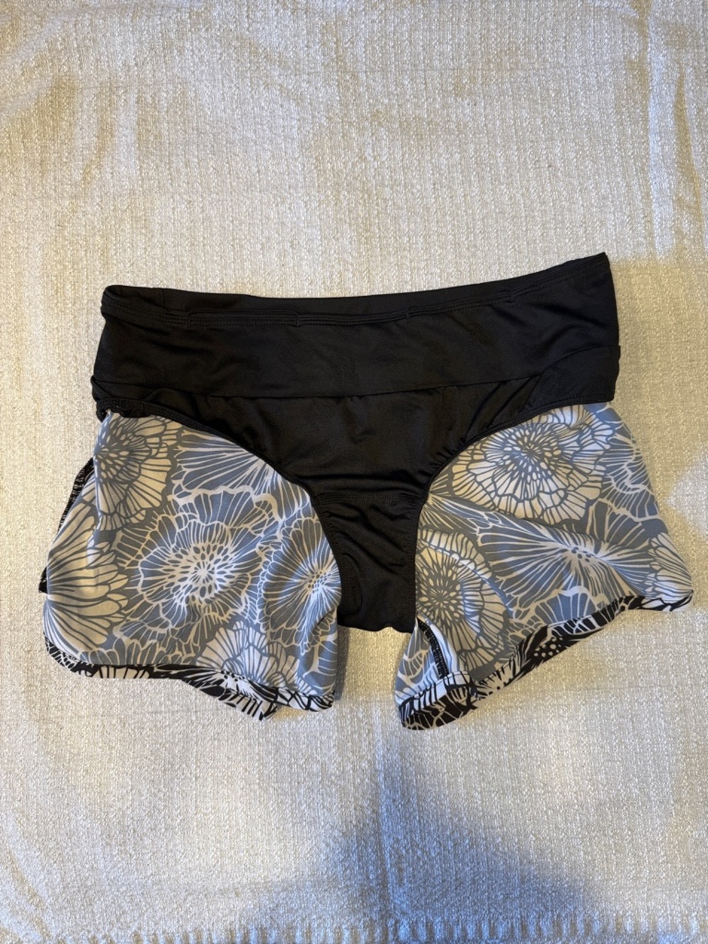 rabbit Hopper 4" Short | Black Floral | Women’s SM - Picture 5 of 6